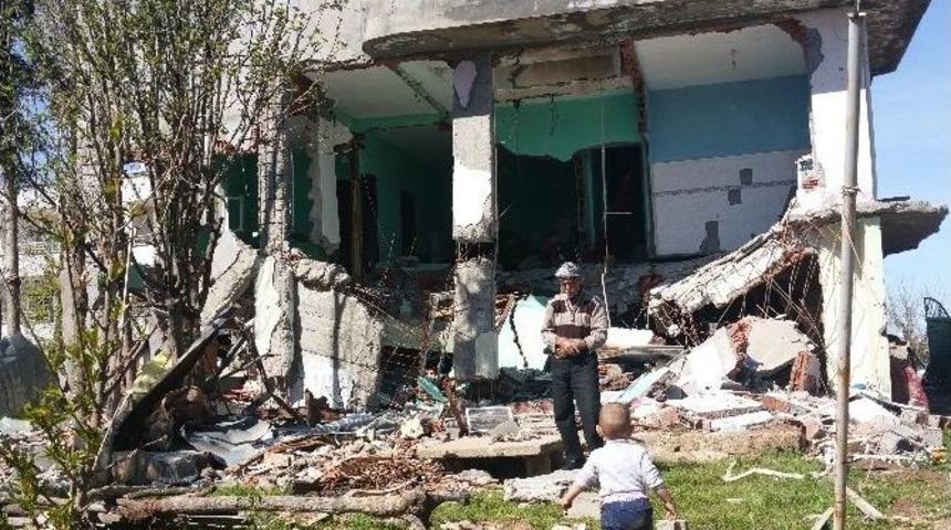 İdil&rsquo;de Evinin Enkazının &Uuml;zerinde Namaz Kılan 77 Yaşındaki Vatandaşın Dramı Y&uuml;rekleri Dağlıyor