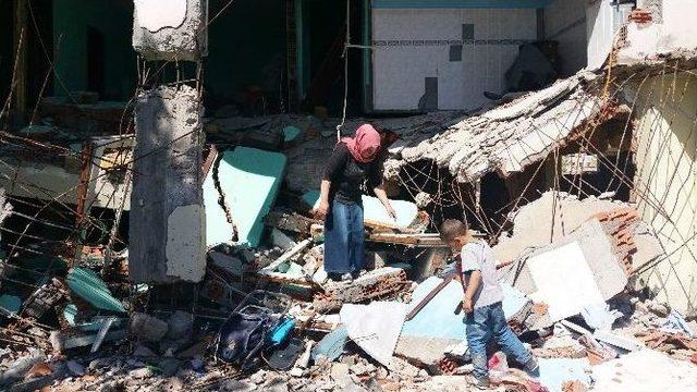 İdil’de Evinin Enkazının Üzerinde Namaz Kılan 77 Yaşındaki Vatandaşın Dramı Yürekleri Dağlıyor