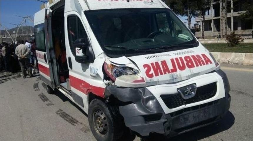Ambulansla Otomobil &Ccedil;arpıştı: 2 Yaralı