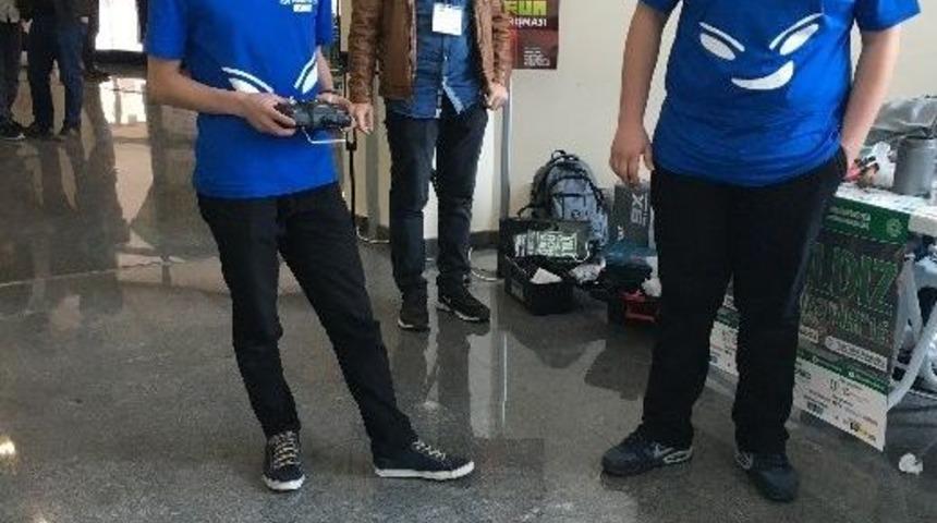 Gen&ccedil; Mucitler Rakiplerinin Robotlarını Par&ccedil;alamak İ&ccedil;in Yarıştı