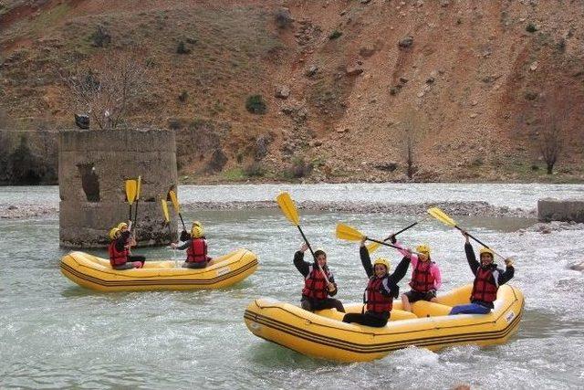 Munzur Çayı’nda Antrenman Yaptılar, Gürcistan’da Türkiye’yi Temsil Edecekler