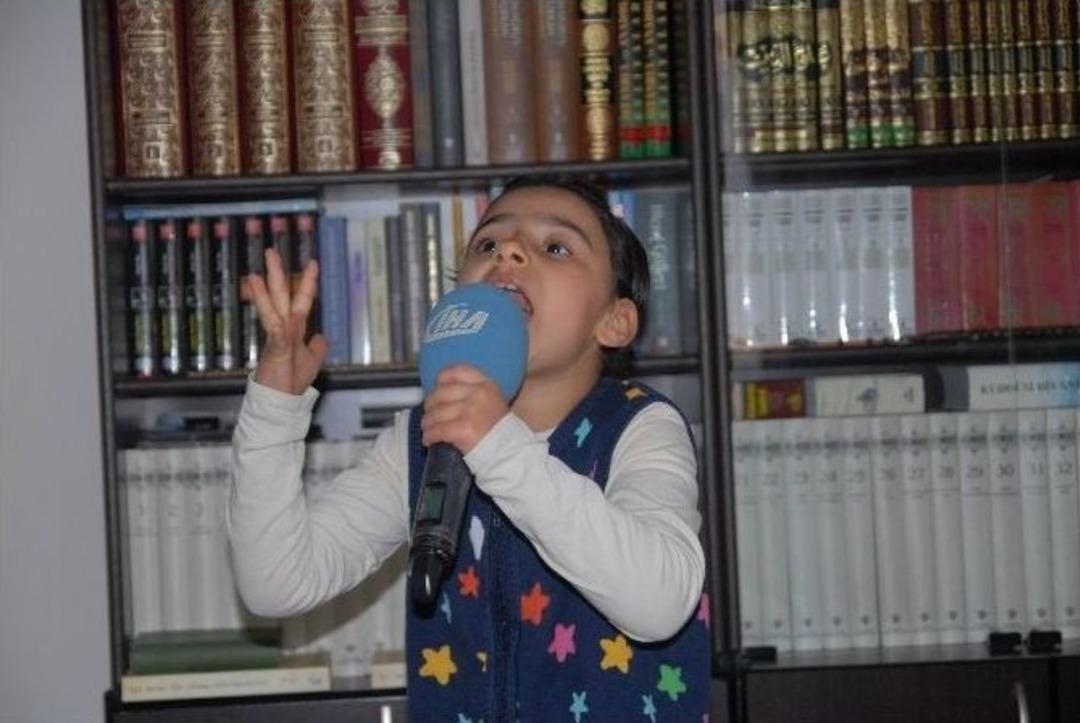 Davutoğlu, İstiklal Marşı&rsquo;nı Ezbere Okuyan Minik K&uuml;bra&rsquo;yı Ankara&rsquo;ya Davet Etti