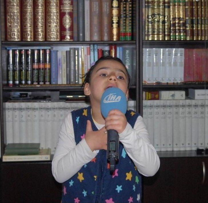 Davutoğlu, İstiklal Marşı’nı Ezbere Okuyan Minik Kübra’yı Ankara’ya Davet Etti G2