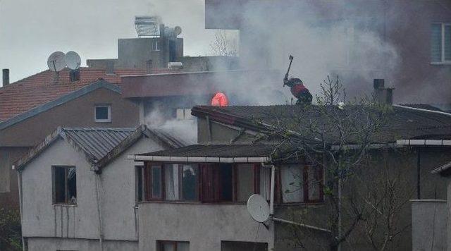 Çatı Yangını Paniğe Neden Oldu