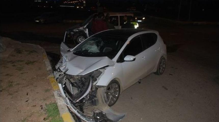 Batman&rsquo;da İki Otomobil &Ccedil;arpıştı 8: Yaralı