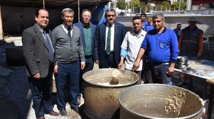 İsabeyli Mahallesinde Belediye &Ccedil;alışanları Keşkek Hayrı D&uuml;zenledi