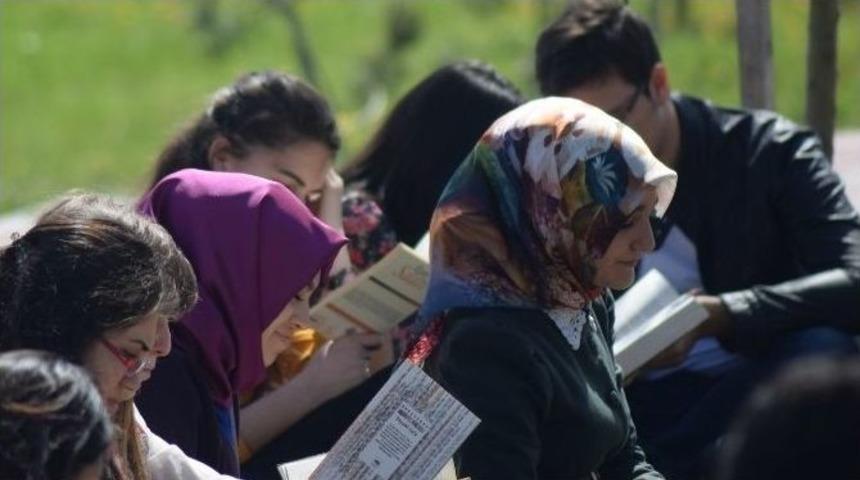 Bandırma Onyedi Eyl&uuml;l &Uuml;niversitesi &ldquo;kitabını Al Gel&rdquo; Etkinliği D&uuml;zenledi