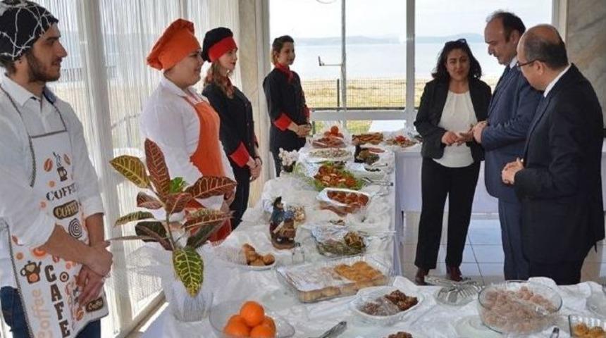 Bandırma Onyedi Eylül Üniversitesi Erdek Myo Turizm Öğrencileri Yemeklerini Görücüye Çıkardı