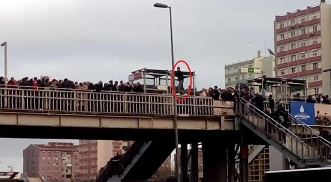 (&ouml;zel Haber) Metrob&uuml;s Kalabalığını Ge&ccedil;mek İ&ccedil;in Hayatını Hi&ccedil;e Saydı