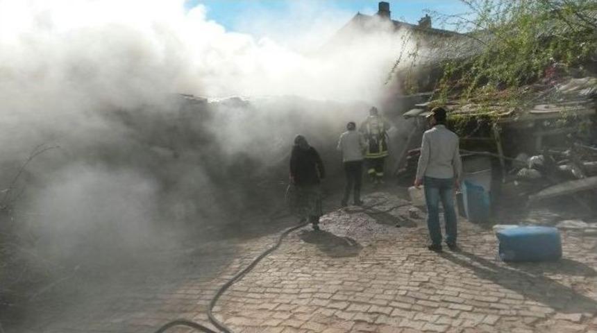Yunak&rsquo;ta Yangında İki B&uuml;y&uuml;kbaş Hayvan Telef Oldu