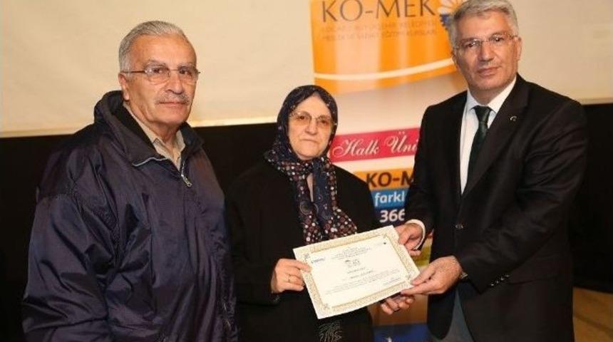 50 Yıllık Evli &Ouml;zmen &Ccedil;ifti Aile Okulu&rsquo;nda Sertifika Aldı