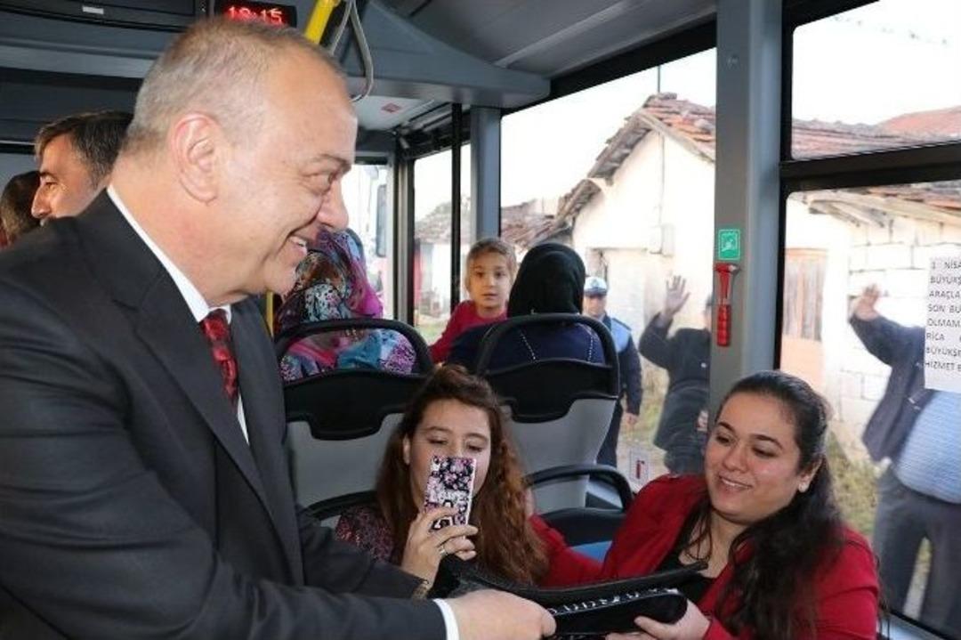 Başkan Erg&uuml;n A&ccedil;ılışa Otob&uuml;sle Gitti