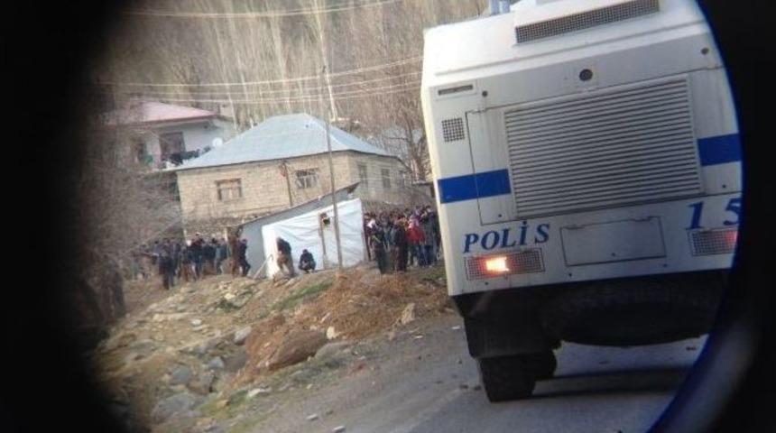 Hakkari&rsquo;de Yol Kesen K&ouml;yl&uuml;lere Gazlı M&uuml;dahale