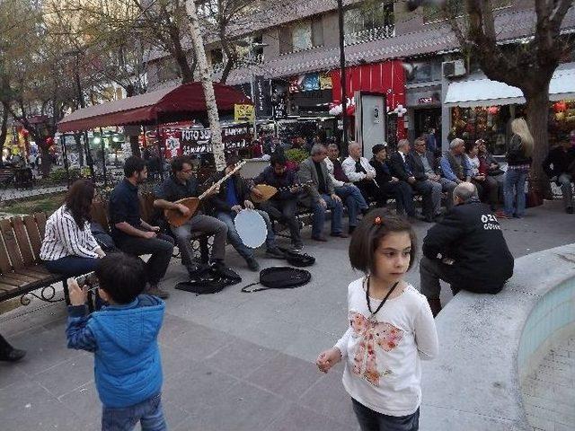 Sokak Müzisyenlerinin Tınısı Eskişehir’i Sardı