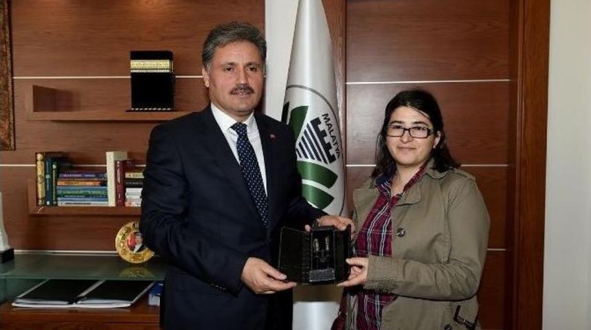 Yolda G&ouml;rd&uuml;kleri Yaralı K&ouml;peği, Elbiselerine Sararak Veterinere G&ouml;t&uuml;rd&uuml;ler