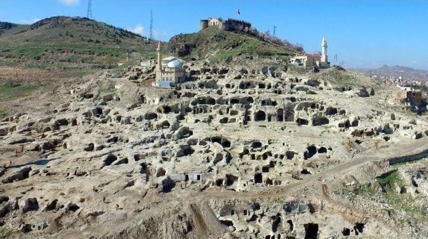 Nevşehir Kalesi&rsquo;nden Tarih Fışkırıyor