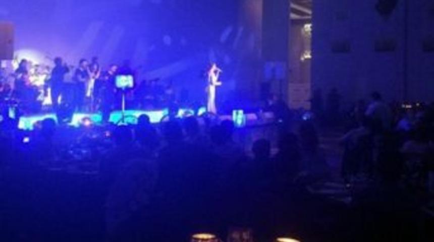 Ebru G&uuml;ndeş Antalya&rsquo;da Sahne Aldı