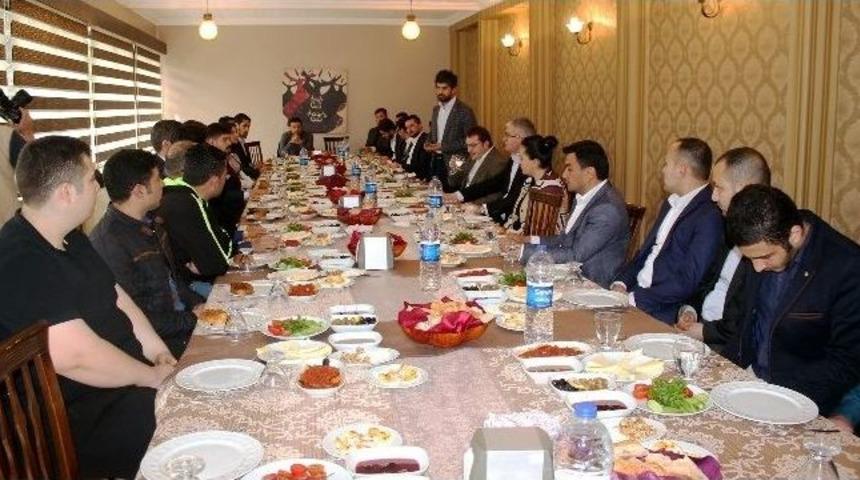 Ak Parti Gen&ccedil;lik Kolları Genel Başkanı Ecertaş: