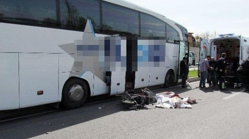 Yolcu Otob&uuml;s&uuml; Elektrikli Bisiklete &Ccedil;arptı: 1 &Ouml;l&uuml;, 1 Yaralı