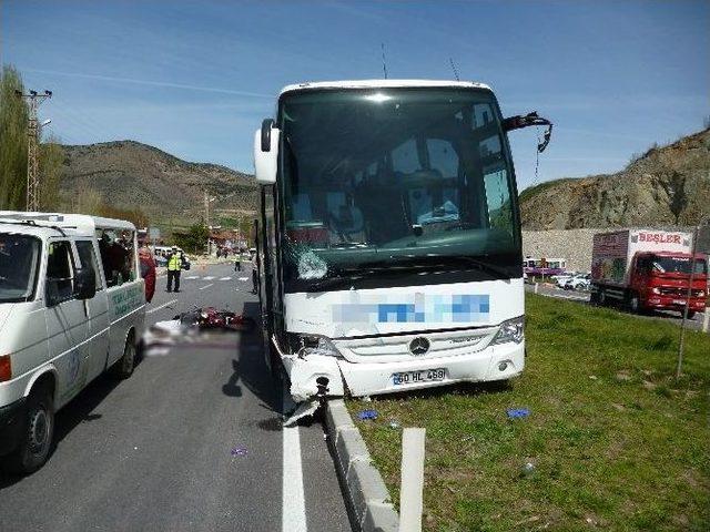 Yolcu Otobüsü Elektrikli Bisiklete Çarptı: 1 Ölü, 1 Yaralı