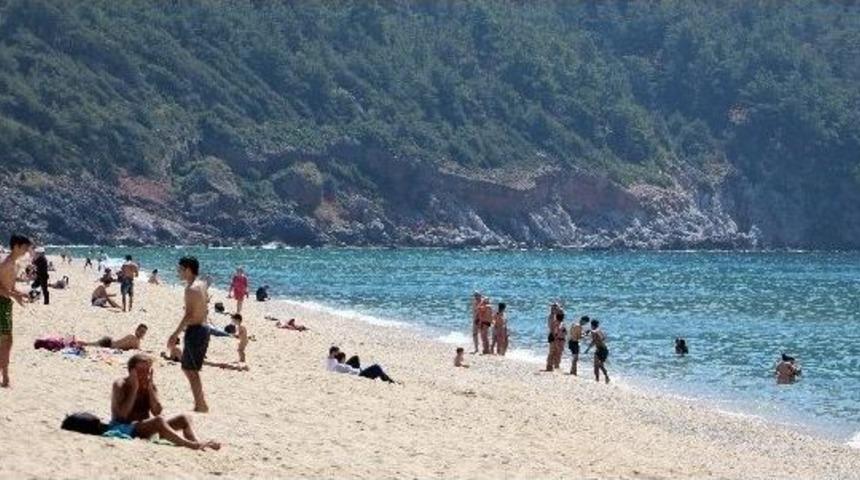 Alanya&rsquo;da Yerli Ve Yabancı Turistler Denize Akın Etti