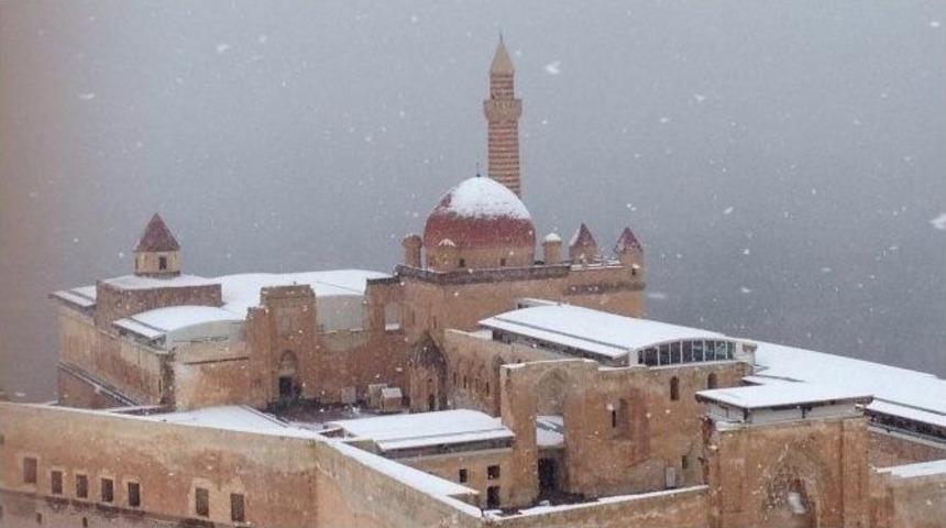 İshakpaşa Sarayı Gelinliğini Giydi