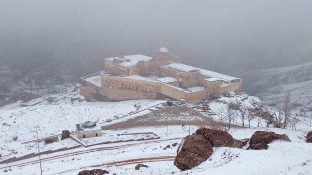 İshakpaşa Sarayı Gelinliğini Giydi