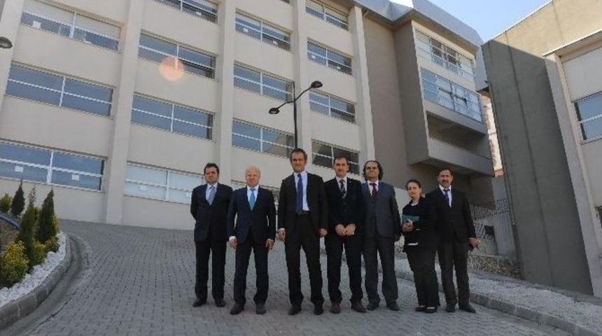 Rekt&ouml;r &Ouml;zer İlahiyat Fak&uuml;ltesi&rsquo;nde İncelemelerde Bulundu