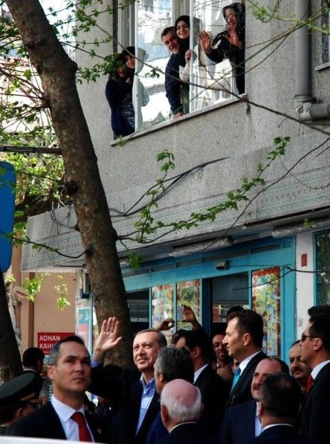 Cumhurbaşkanı Erdoğan, Fatih&rsquo;te Bir Aile Dostunu Ziyaret Etti