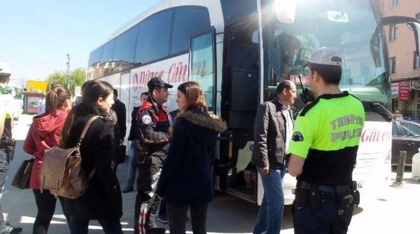 D&uuml;zce Polisi Şehirlerarası Otob&uuml;slerde Kontrol Yaptı