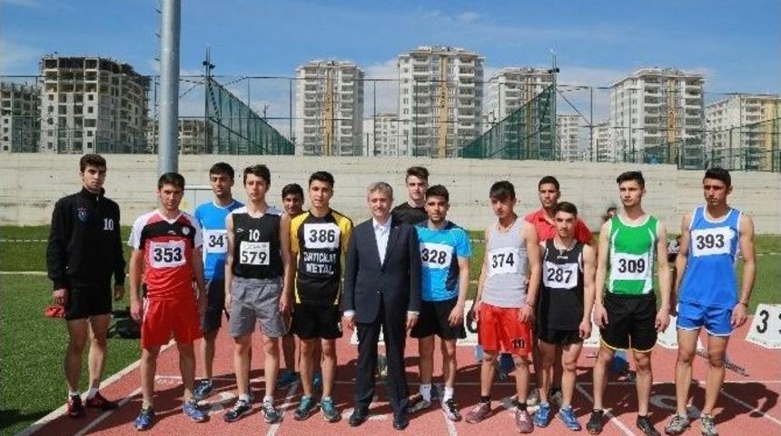 Şahinbey Belediyesi&rsquo;nden Gen&ccedil; Atletlere Destek