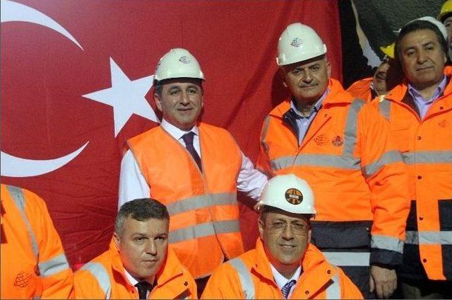 Bakan Binali Yıldırım, Ilgaz Dağı Tüneli’nde ’ışık Göründü’ Törenine Katıldı