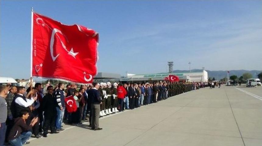 Şehit Uzman &Ccedil;avuş Aycan &Ouml;zdil&rsquo;in Naaşı Edremit&rsquo;e Getirildi