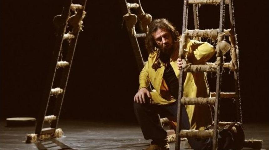 Nil&uuml;fer&rsquo;de Tiyatro