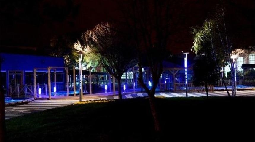 Boz&uuml;y&uuml;k&rsquo;te Parklar Ve Yeşil Alanlardaki Aydınlatmalar Maviye B&uuml;r&uuml;nd&uuml;