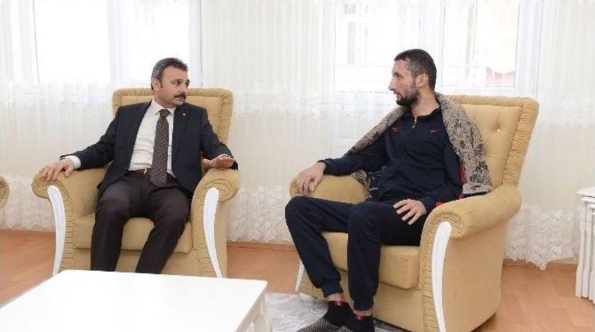 Başkan K&uuml;lc&uuml; Yaralı Uzman &Ccedil;avuş&rsquo;u Ziyaret Etti