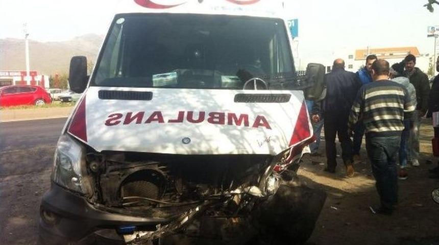 Menemen&rsquo;de Ambulans İle Otomobil &Ccedil;arpıştı: 2 Yaralı