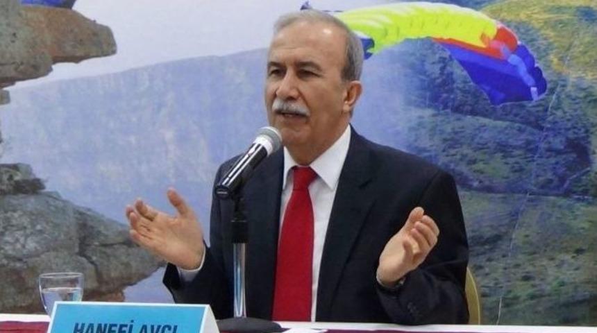 Eski Emniyet M&uuml;d&uuml;r&uuml; Hanefi Avcı Siirt&rsquo;te S&ouml;yleşiye Katıldı