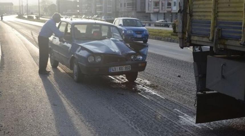 Otomobil Kırmızı Işıkta Duran Kamyona &Ccedil;arptı