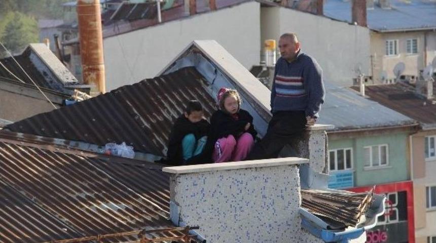Eşi Evi Terk Eden İşsiz Şahıs İki &Ccedil;ocuğuyla Birlikte &Ccedil;atıya &Ccedil;ıktı
