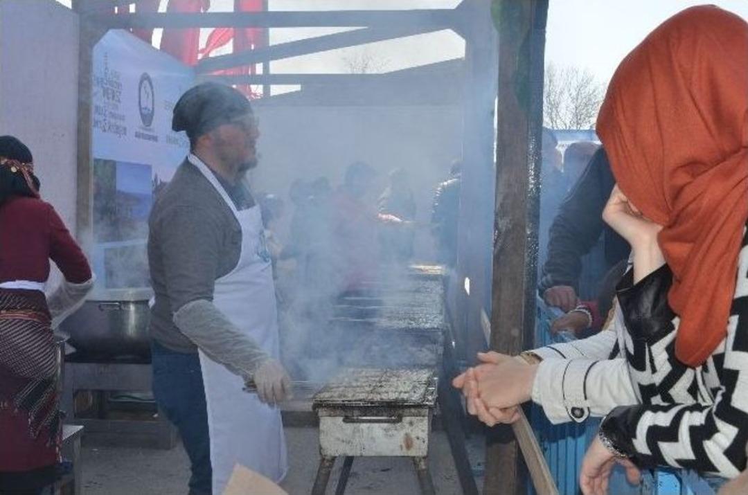 (&ouml;zel Haber) Şehitlerimiz İ&ccedil;in 3 Ton Hamsi Dağıtıldı