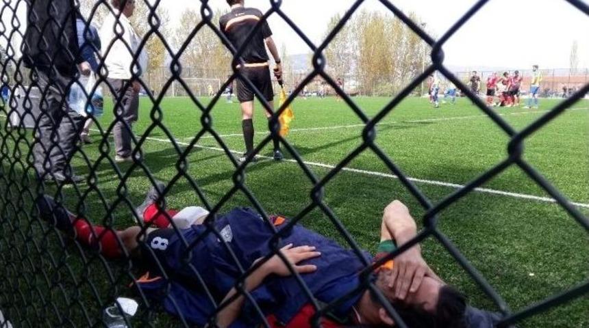 Ma&ccedil;ta Sakatlanan Sporcu Saha Kenarında Yerde Yatarak Ambulans Bekledi