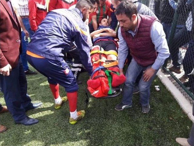 Maçta Sakatlanan Sporcu Saha Kenarında Yerde Yatarak Ambulans Bekledi