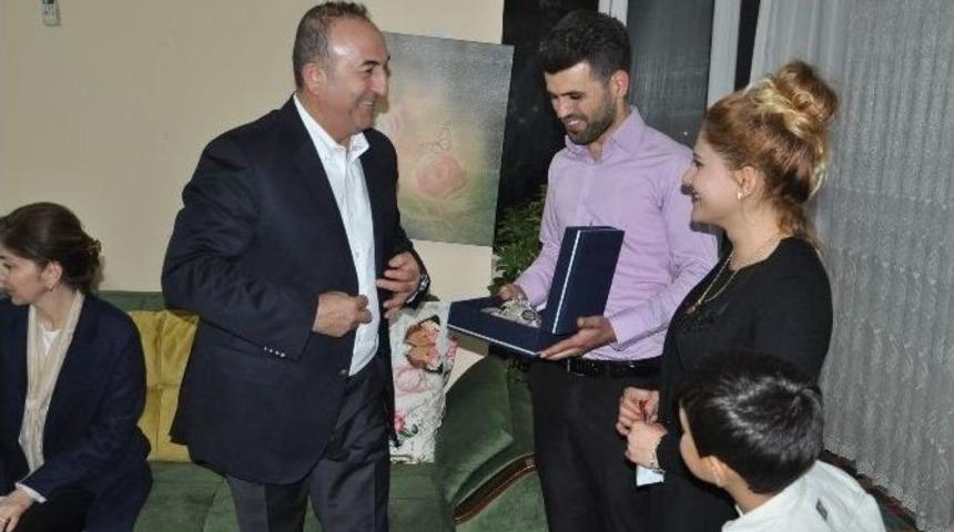 &Ccedil;avuşoğlu&rsquo;ndan Şehit Haberiyle D&uuml;ğ&uuml;nlerini İptal Eden &Ccedil;ifte S&uuml;rpriz Ziyaret