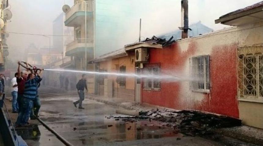 Ahşap Binada &Ccedil;ıkan Yangında İtfaiye Eri Yaralandı