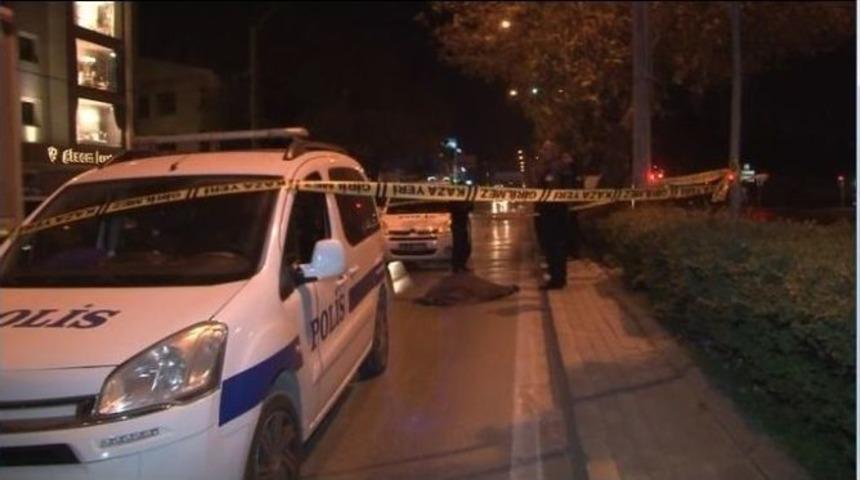 Otomobilin &Ccedil;arptığı Adam Y&uuml;z Metre Savrularak Hayatını Kaybetti