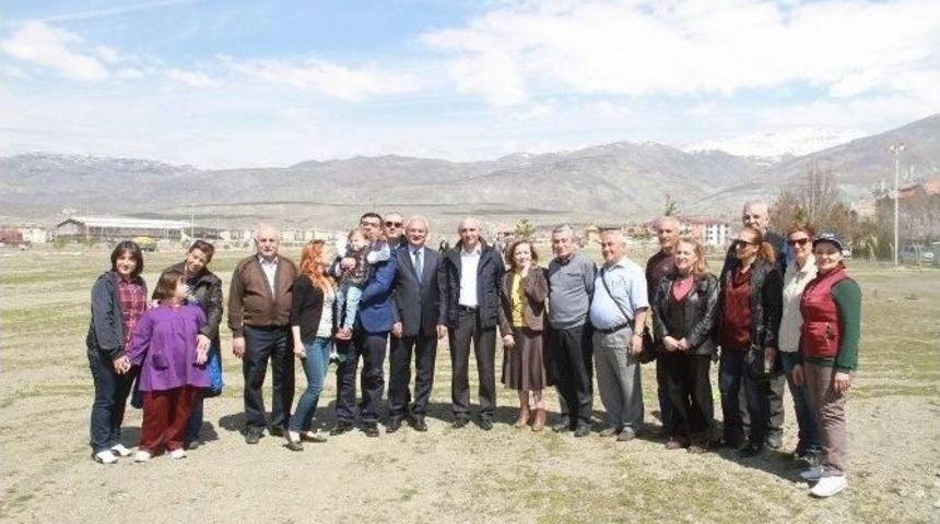 Yaşlılar Gelecek Nesil İ&ccedil;in Fidan Dikti