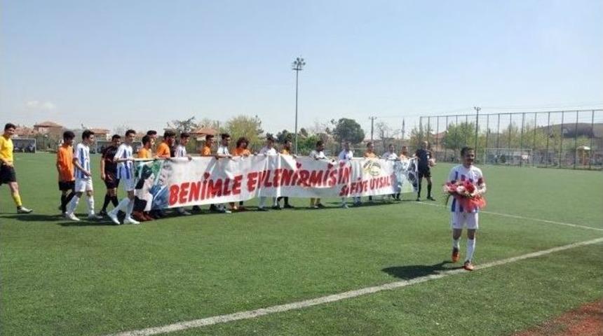 Sahaya Evlilik Teklifi Pankartıyla &Ccedil;ıktı