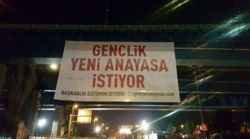 K&ouml;pr&uuml;ler Ve Surlar Yeni Anayasa Pankartlarıyla S&uuml;slendi