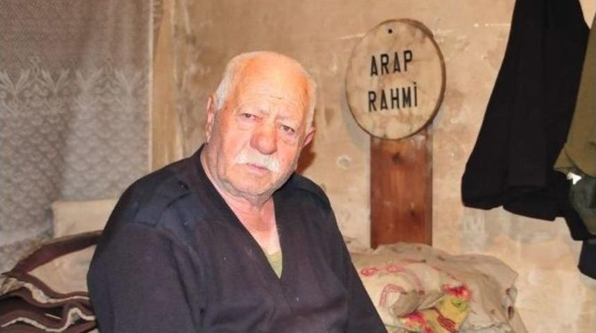 Mezar Tahtası Başucunda Uyuyor